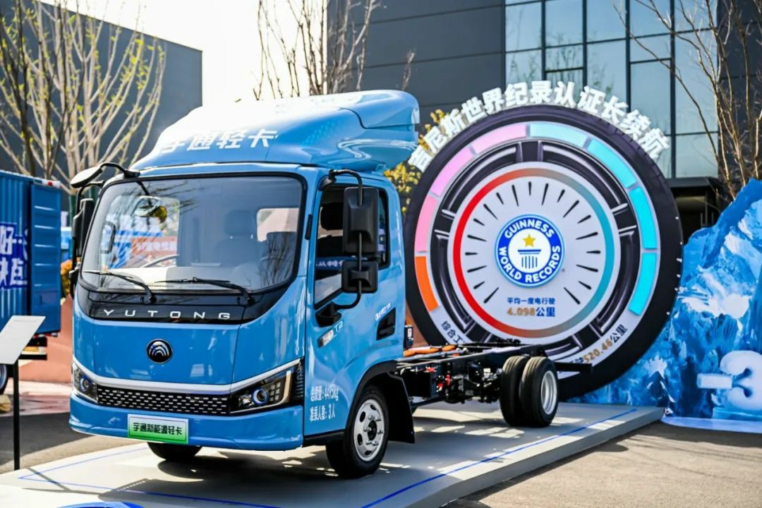 12款新品重磅发布!宇通向“新”而行绘蓝图 12款新品重磅发布!宇通向“新”而行绘蓝图