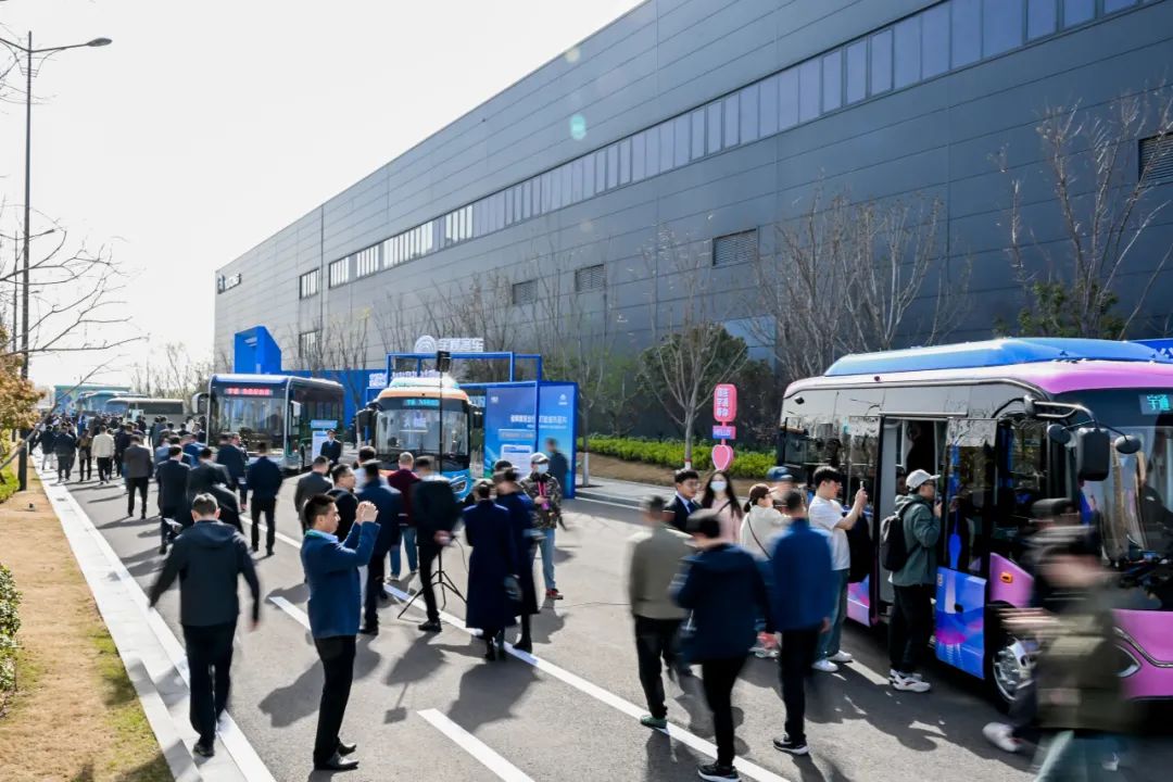 12款新品重磅发布!宇通向“新”而行绘蓝图 12款新品重磅发布!宇通向“新”而行绘蓝图